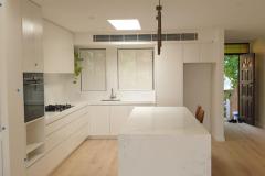 1_Corrida-Sunscreen-White-Kitchen
