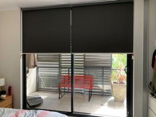 Varas-Blockout-Coal-with-Oval-Anodised-Bottom-Bar-Back-Roll