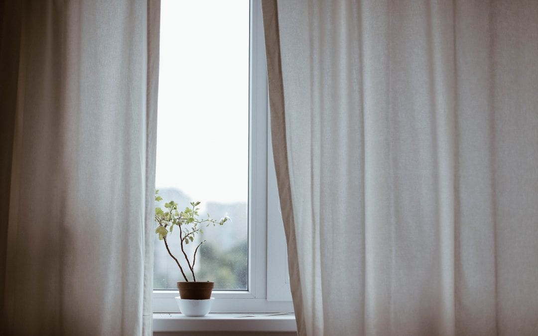 Finding The Perfect Match: 4 Design Tips When Pairing Curtains and Blinds